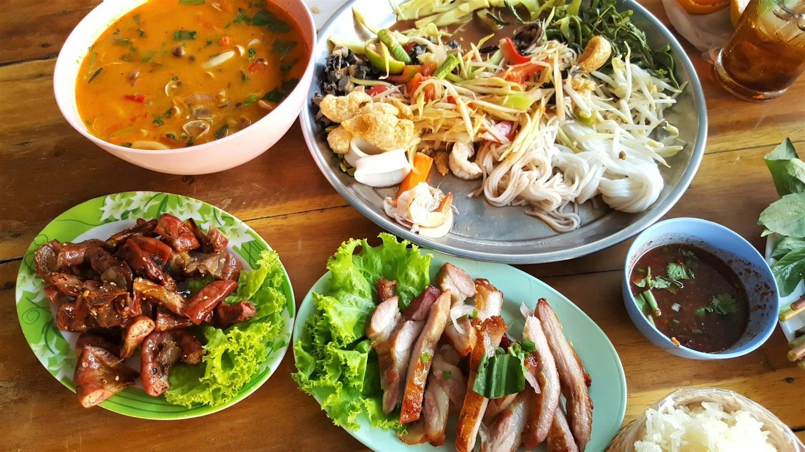 Thailändische Gerichte mit aromatischen Kräutern und frischen Zutaten